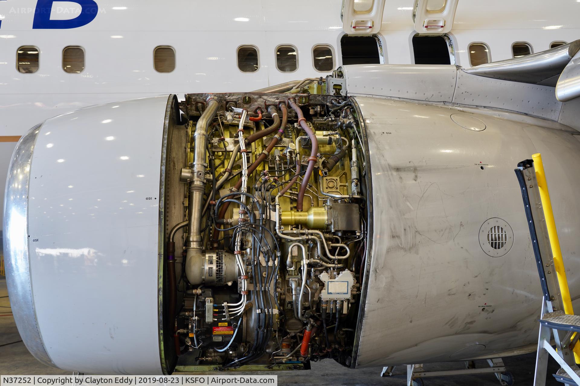 N37252, 2000 Boeing 737-824 C/N 30583, CFM56 SFO 2019.