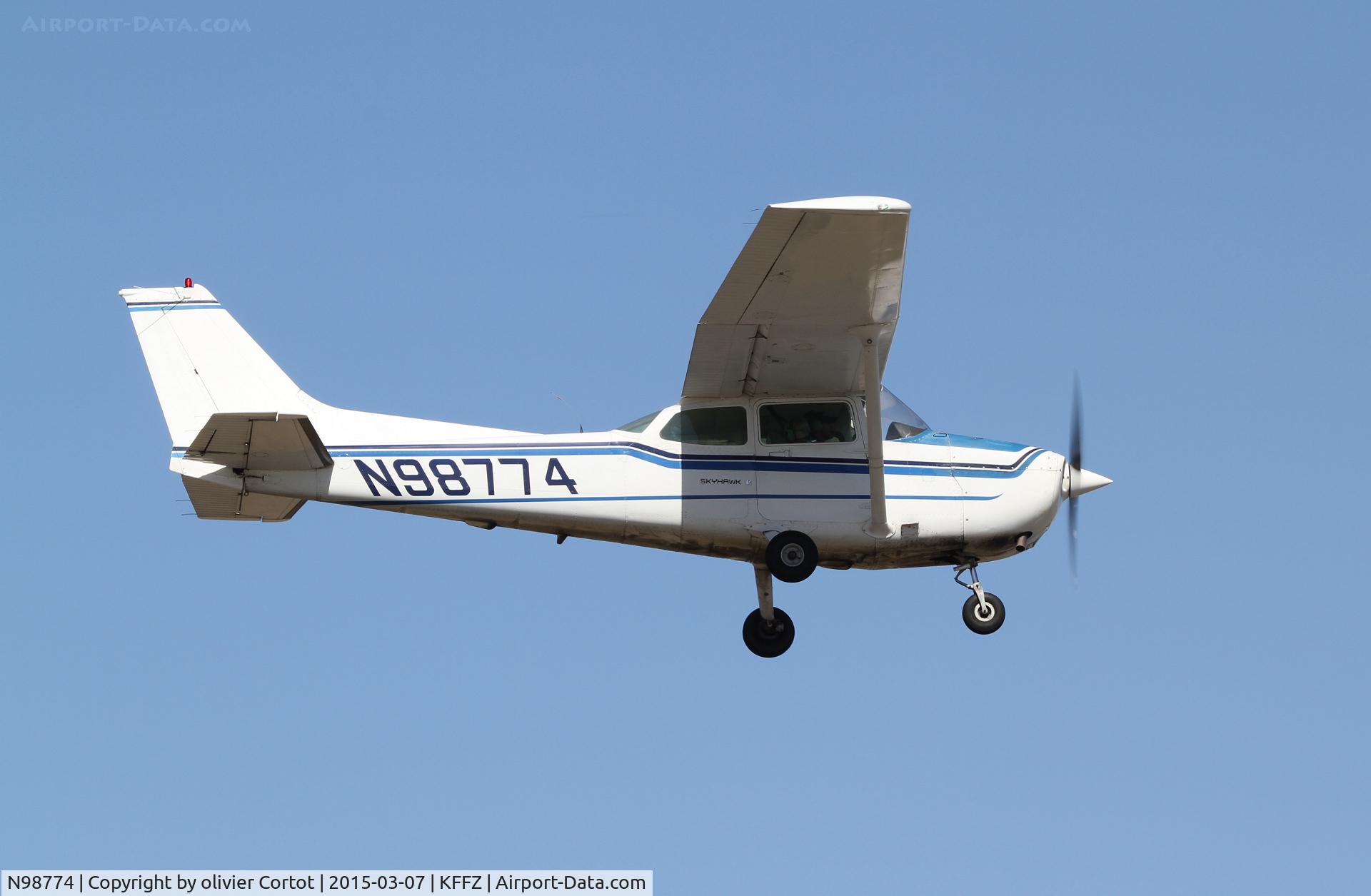 N98774, 1985 Cessna 172P C/N 17276349, Flying over mesa