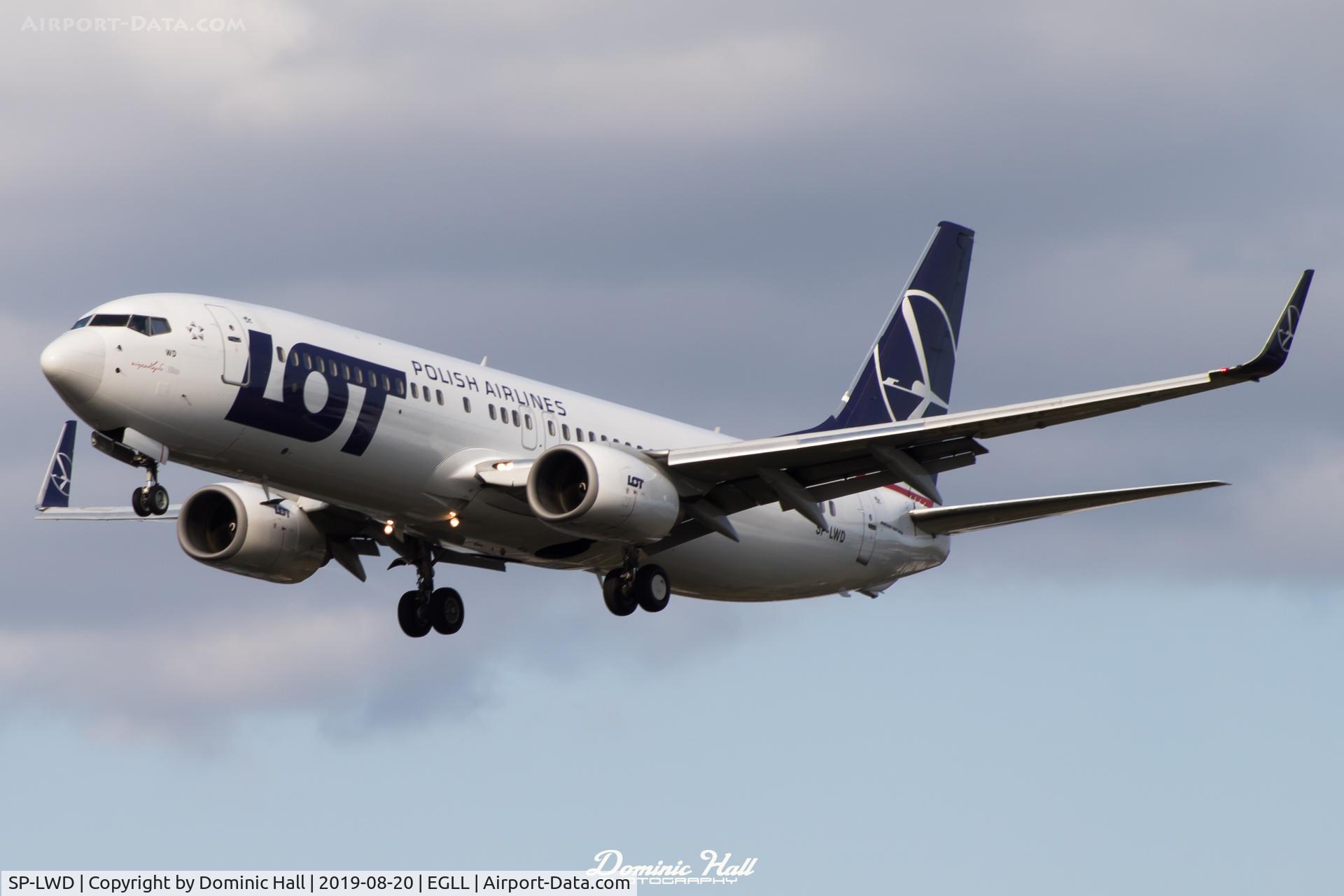 SP-LWD, 2005 Boeing 737-89P C/N 32802, Landing RWY 27L