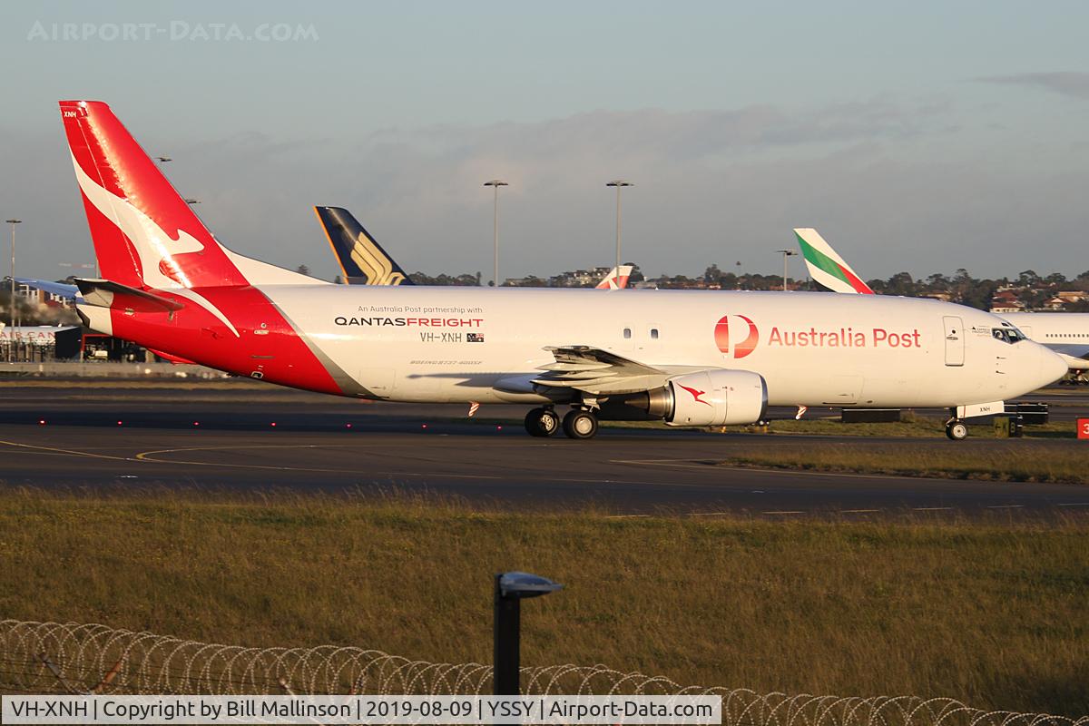 VH-XNH, 1998 Boeing 737-4S3 (SF) C/N 24796, taxiing