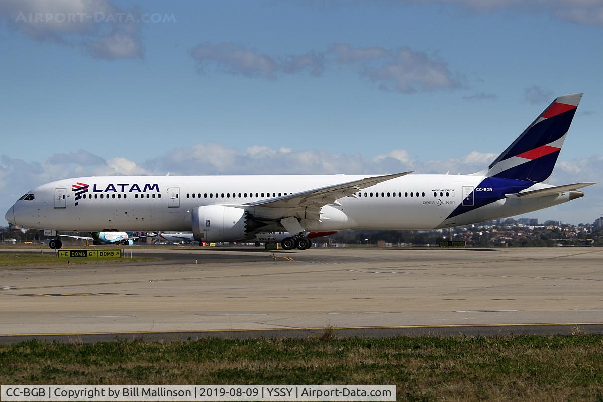 CC-BGB, 2014 Boeing 787-916 Dreamliner Dreamliner C/N 35318, waiting its turn