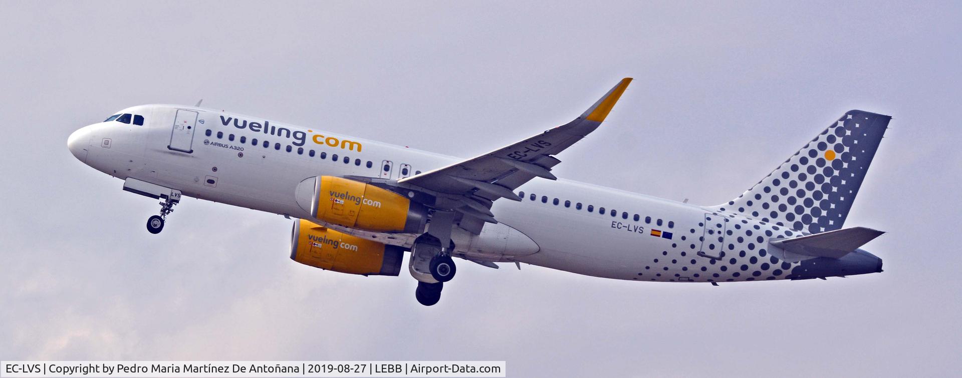 EC-LVS, 2013 Airbus A320-232 C/N 5599, Aeropuerto de Loiu - Bilbao - Euskadi - España