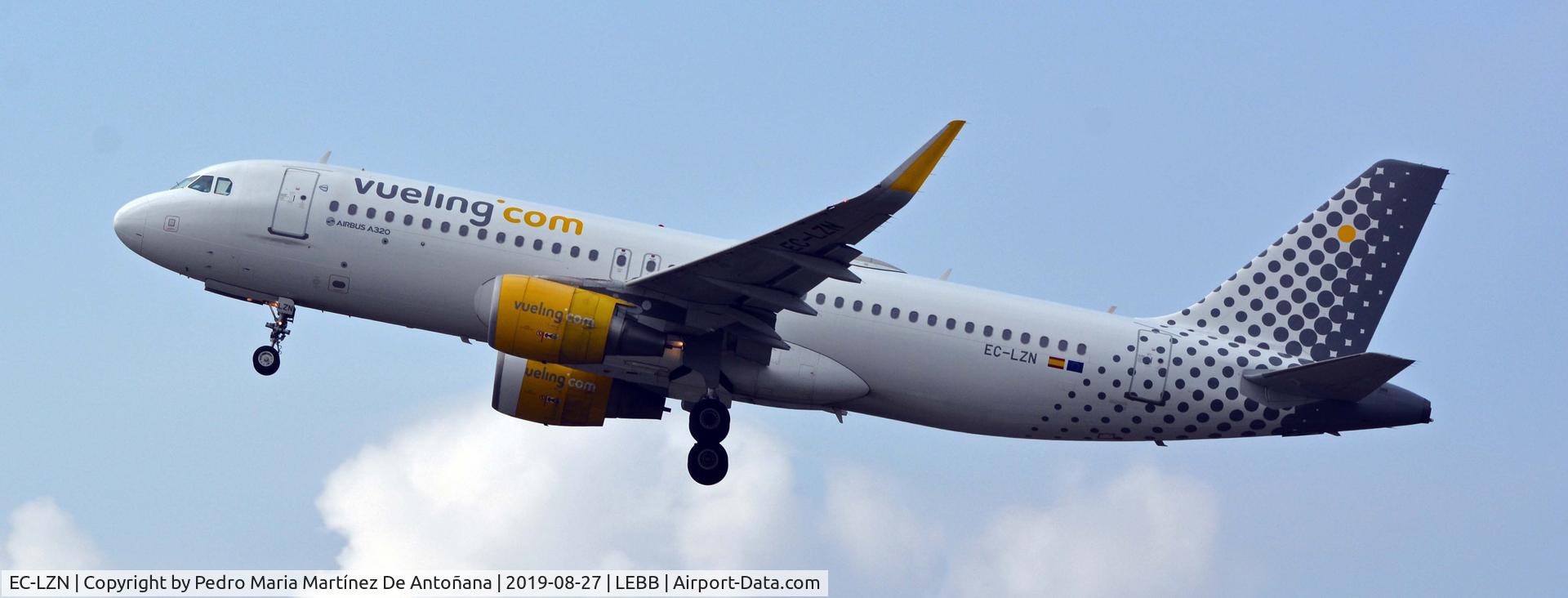 EC-LZN, 2013 Airbus A320-214 C/N 5925, Aeropuerto de Loiu - Bilbao - Euskadi - España