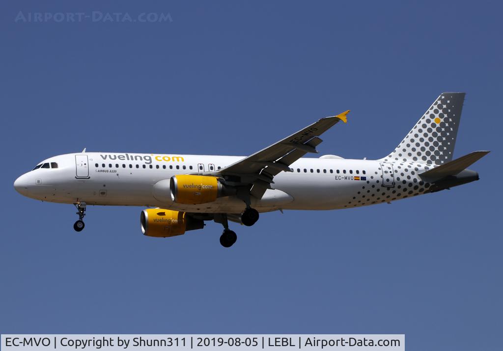 EC-MVO, 2010 Airbus A320-214 C/N 4291, Landing rwy 25R
