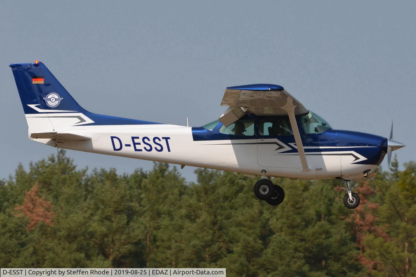 D-ESST, 1978 Cessna 172N C/N 17271634, approach to EDAZ on a very hot sunday