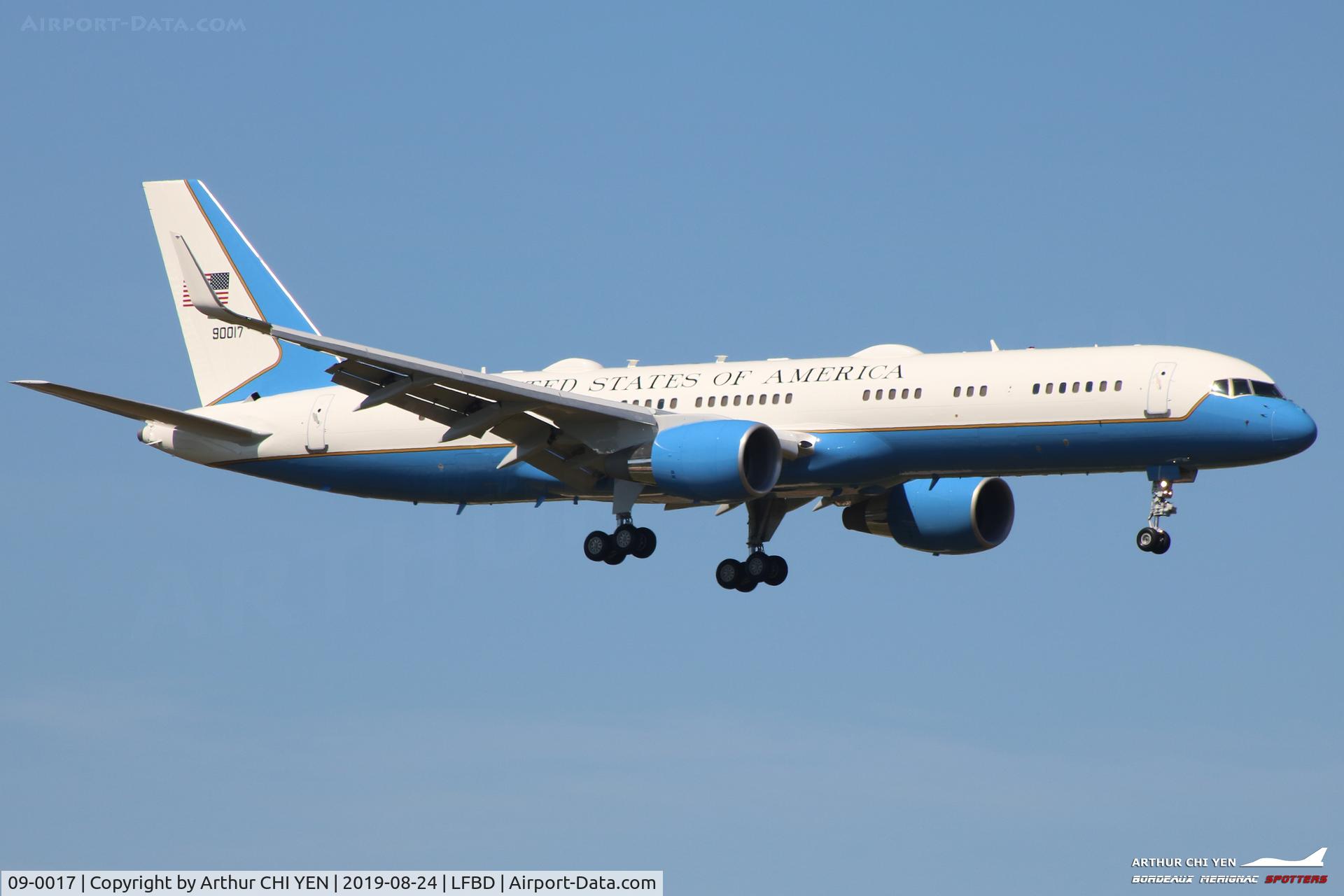 09-0017, 1994 Boeing C-32A (757-200) C/N 26272, USAF C32 at Bordeaux, runway 05 in use (US Government for G7 Summit)