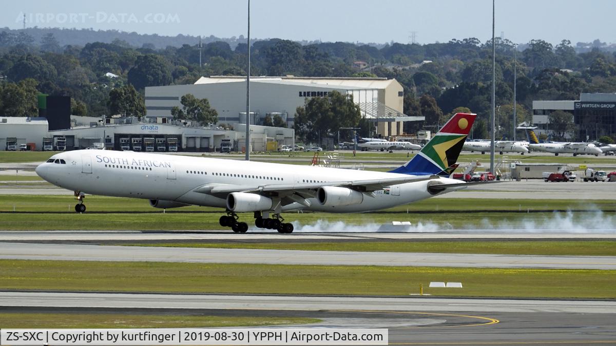 ZS-SXC, 2004 Airbus A340-313E C/N 590, Airbus A340-313. AS. SAA ZS-SXC touch-down Rwy 21 YPPH 300819.