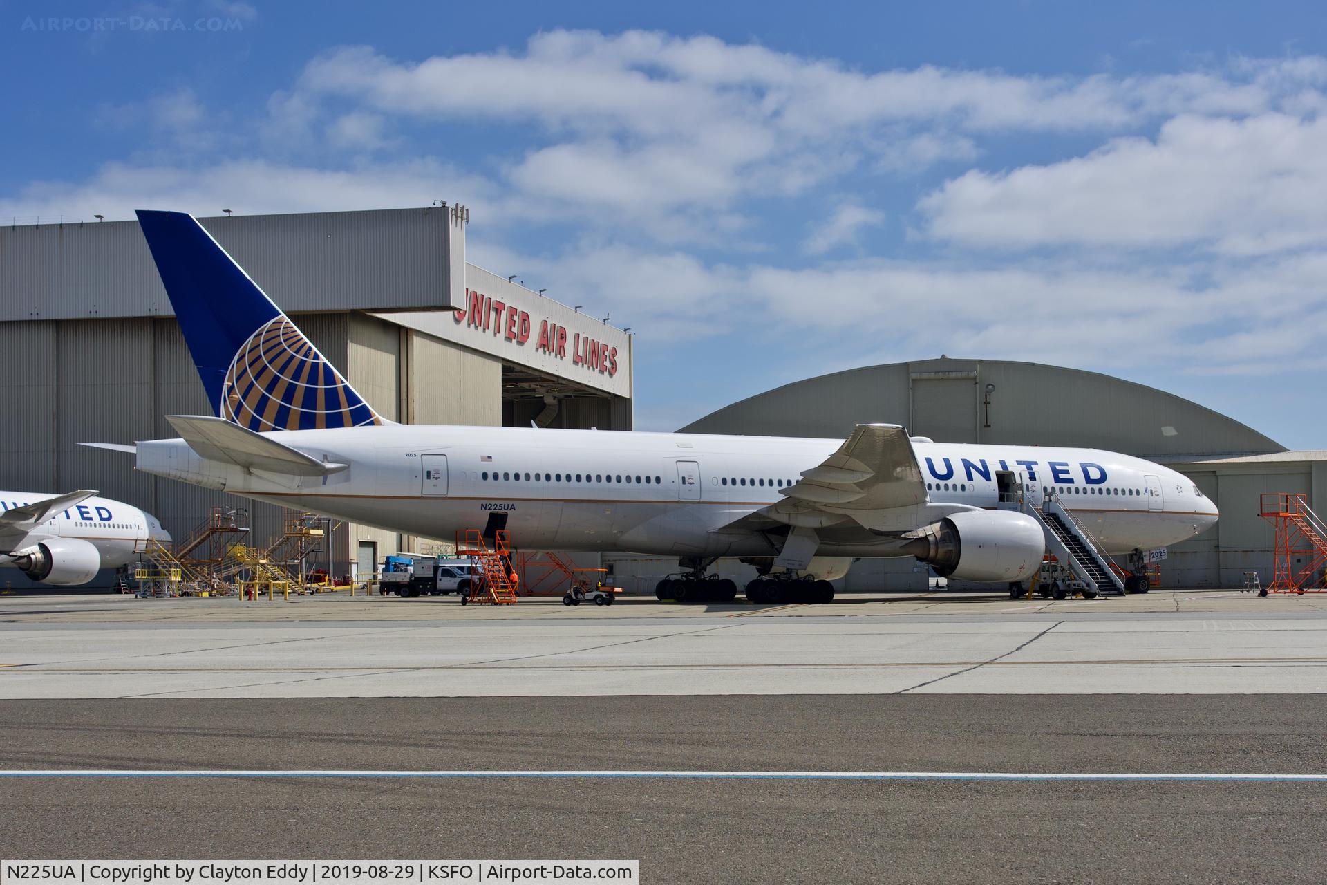 N225UA, 2001 Boeing 777-222/ER C/N 30554, SFO 2019.