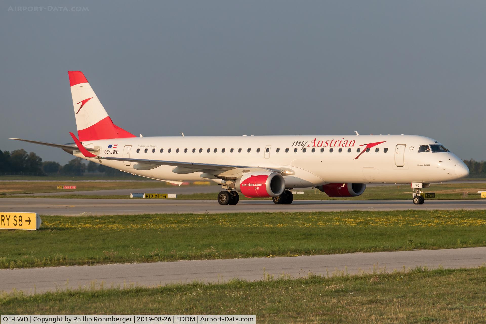 OE-LWD, 2011 Embraer 195LR (ERJ-190-200LR) C/N 19000411, OE-LWD taxiing at Munich Aiport