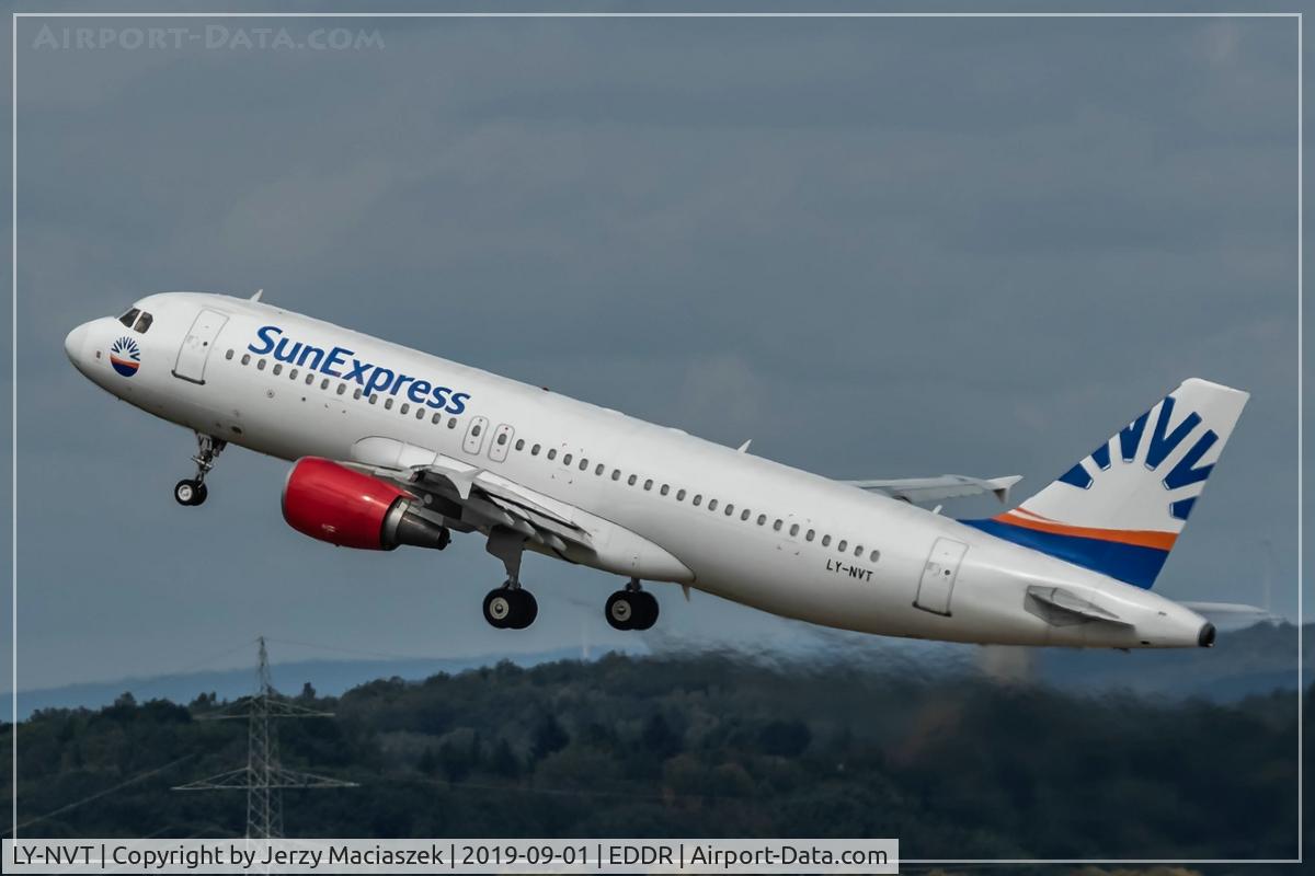 LY-NVT, Airbus A320-200 C/N 3949, Airbus A320-200,