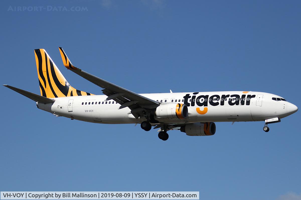 VH-VOY, 2004 Boeing 737-8FE C/N 33996, finals to 25
