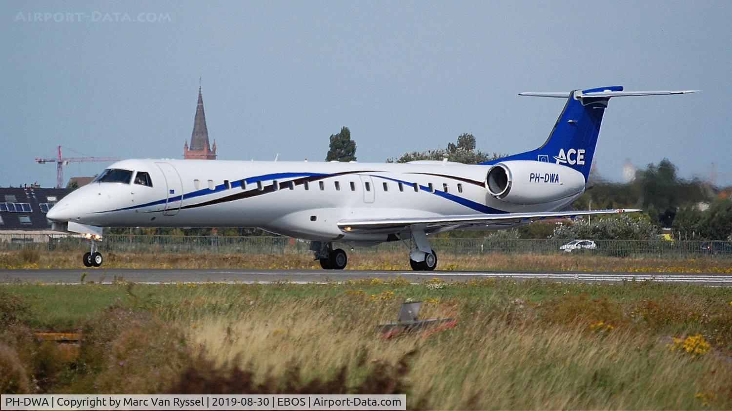 PH-DWA, 2007 Embraer ERJ-145LR (EMB-145LR) C/N 14501000, Take off from Ostend airport.