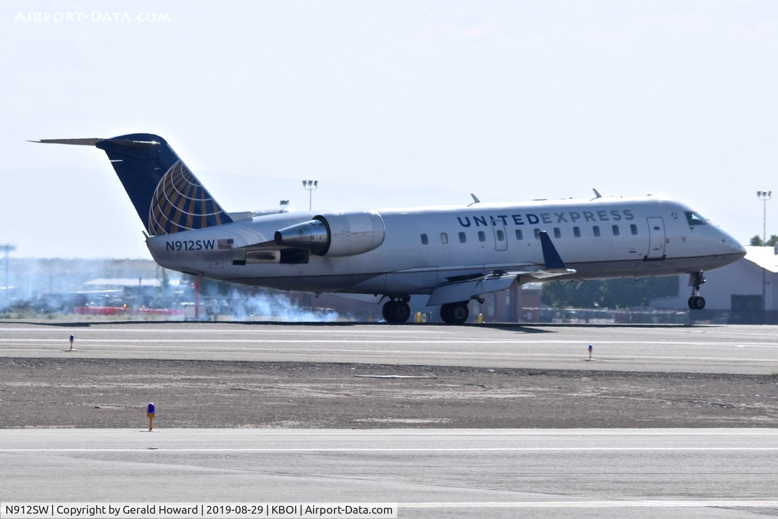 N912SW, 2001 Bombardier CRJ-200LR (CL-600-2B19) C/N 7595, Landing RWY 28R.