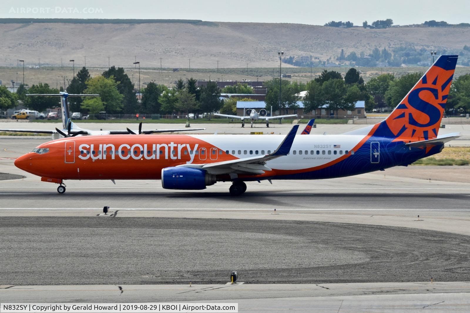 N832SY, 2011 Boeing 737-8KN C/N 40243, Take off roll on RWY 10L.