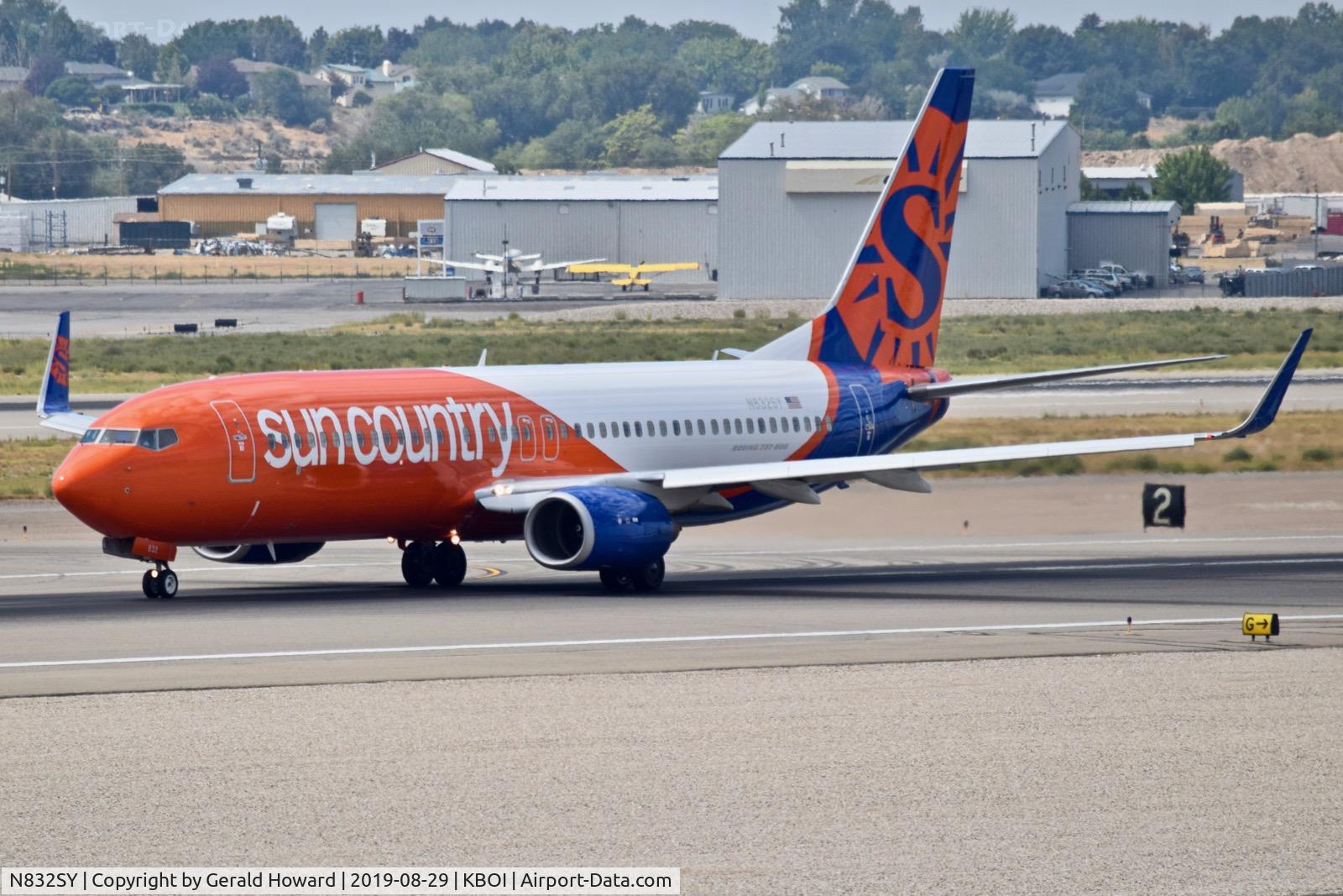 N832SY, 2011 Boeing 737-8KN C/N 40243, Take off roll on RWY 10L.