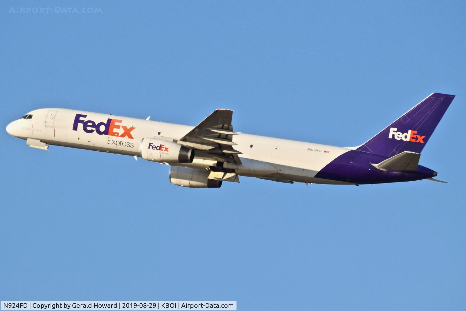 N924FD, 1993 Boeing 757-204 C/N 26267, Climb out from RWY 28R.