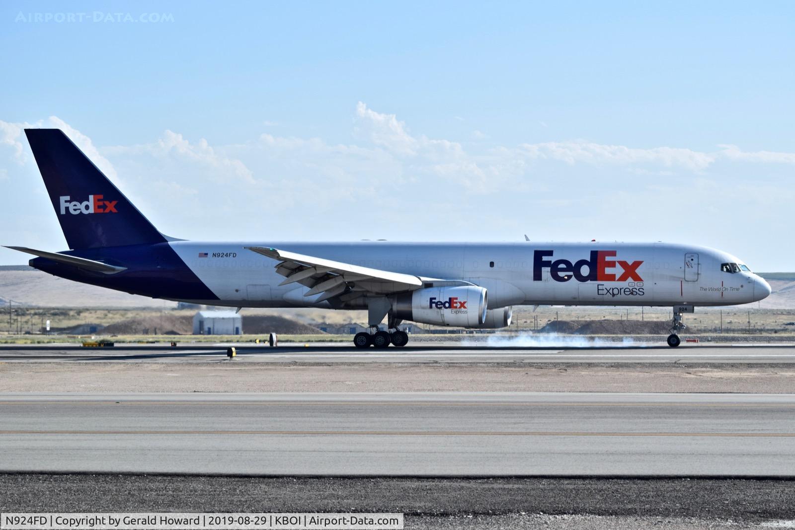N924FD, 1993 Boeing 757-204 C/N 26267, Landing RWY 28R.