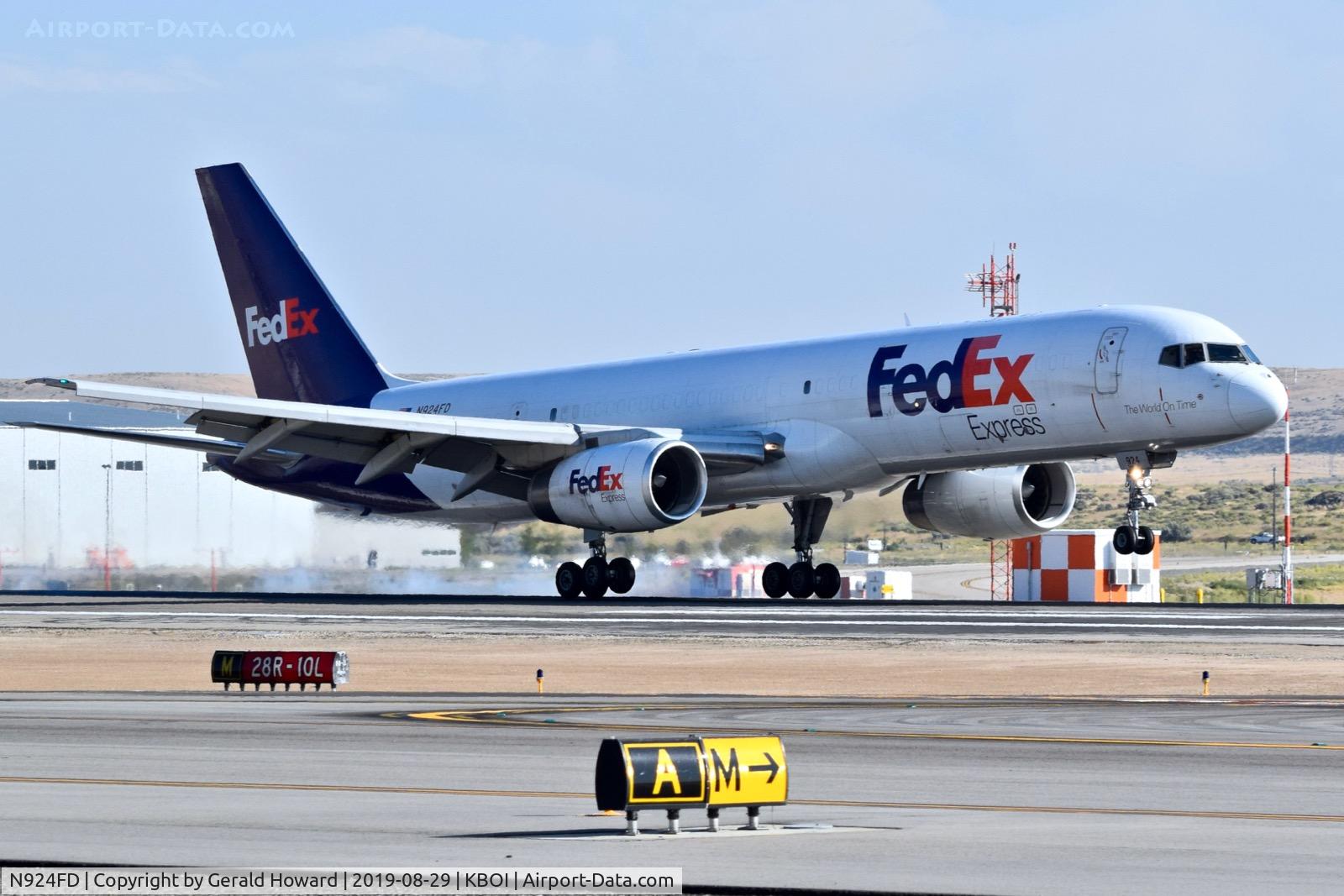 N924FD, 1993 Boeing 757-204 C/N 26267, Landing RWY 28R.