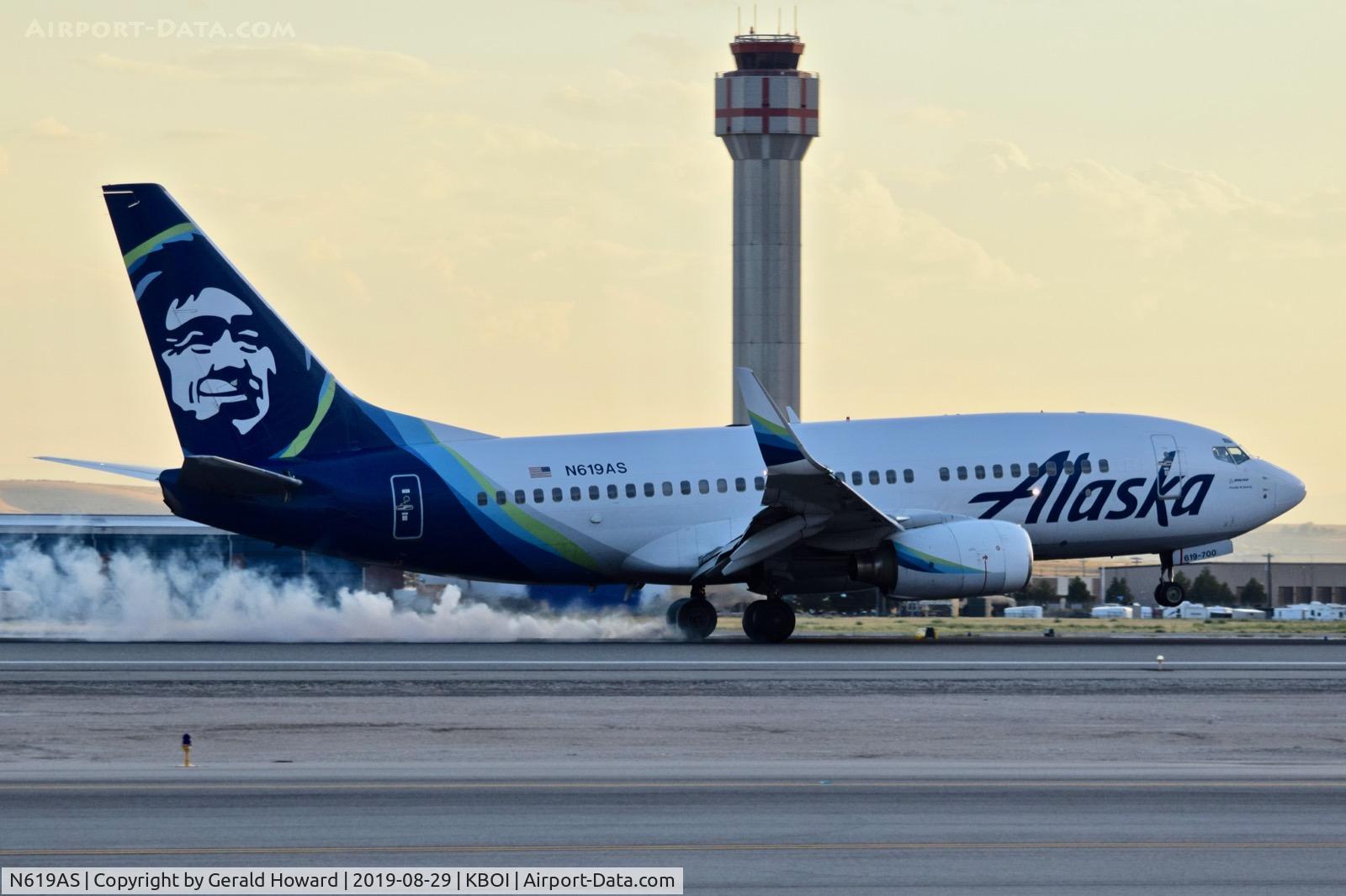 N619AS, 2000 Boeing 737-790 C/N 30164, Landing RWY 28R.