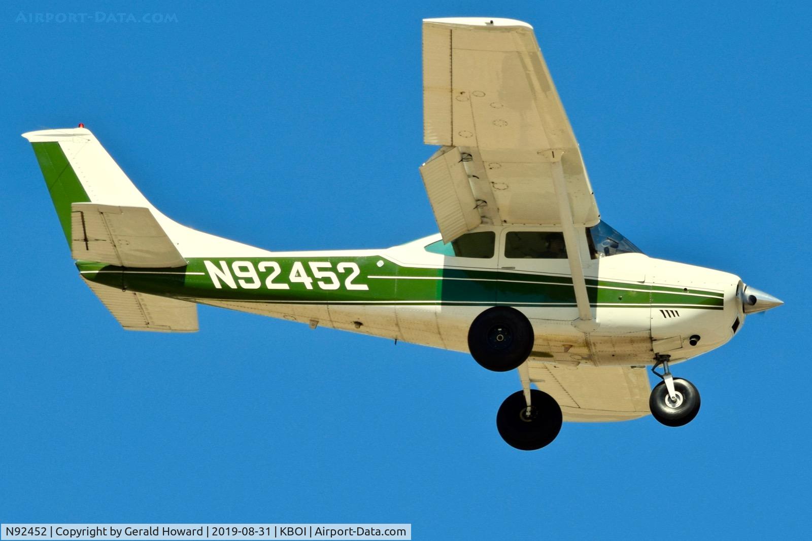 N92452, 1969 Cessna 182N Skylane C/N 18260208, Landing RWY 10L.
