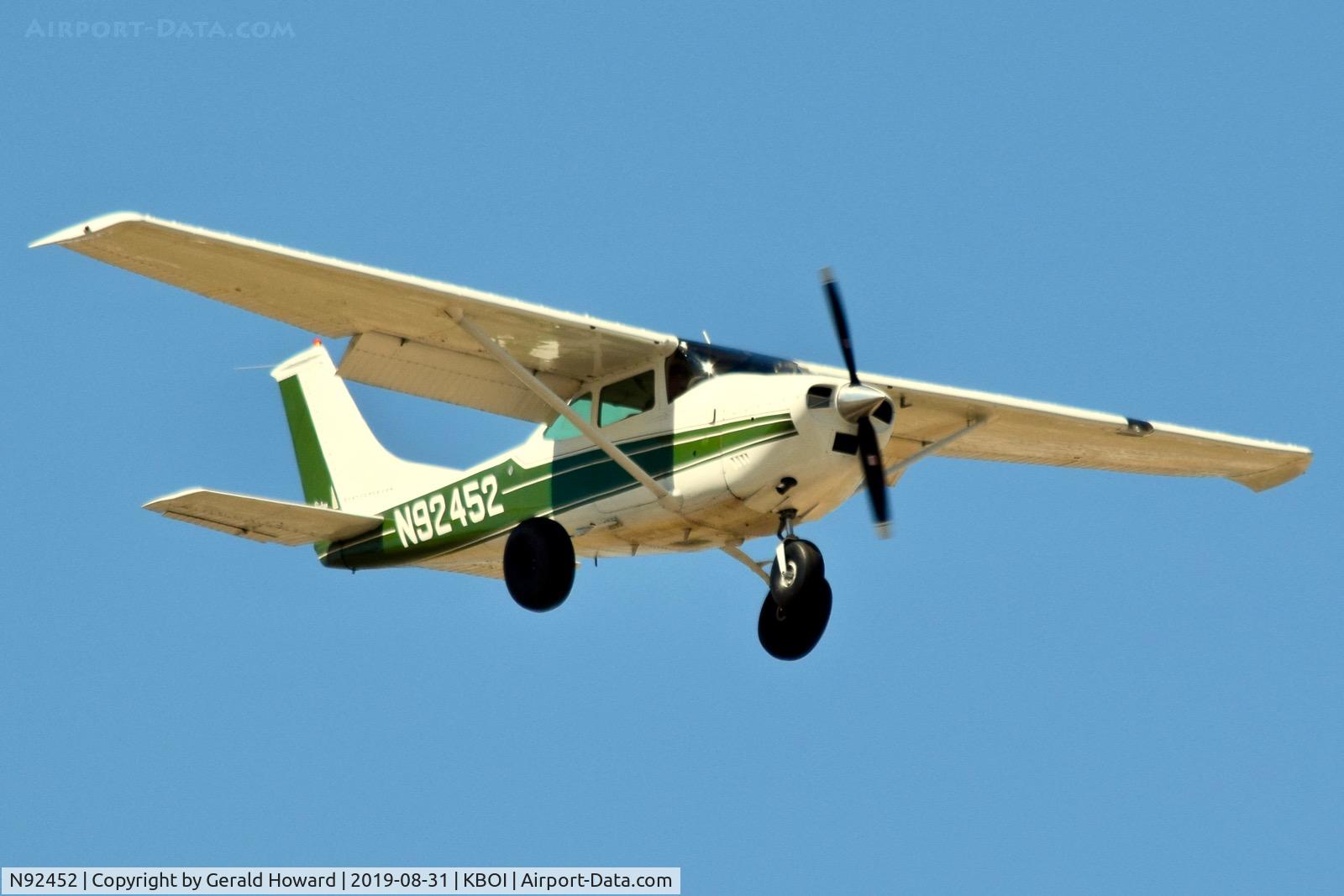 N92452, 1969 Cessna 182N Skylane C/N 18260208, Landing RWY 10L.