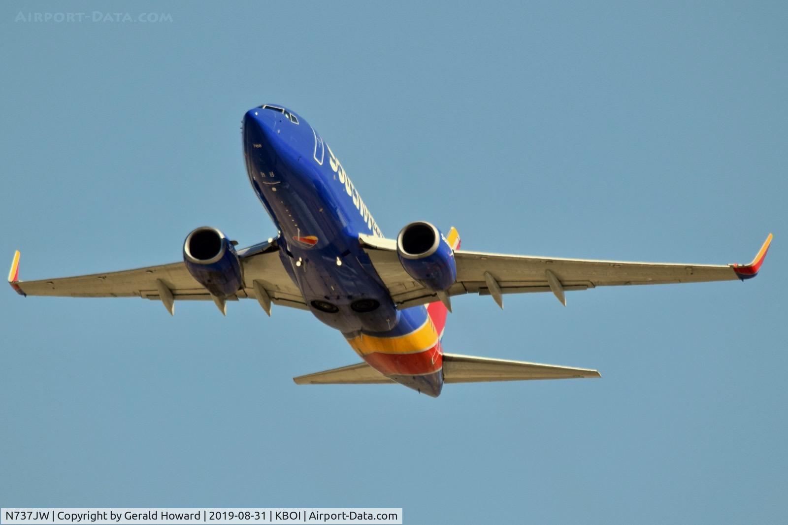 N737JW, 1999 Boeing 737-7H4 C/N 27869, Departing RWY 28R.