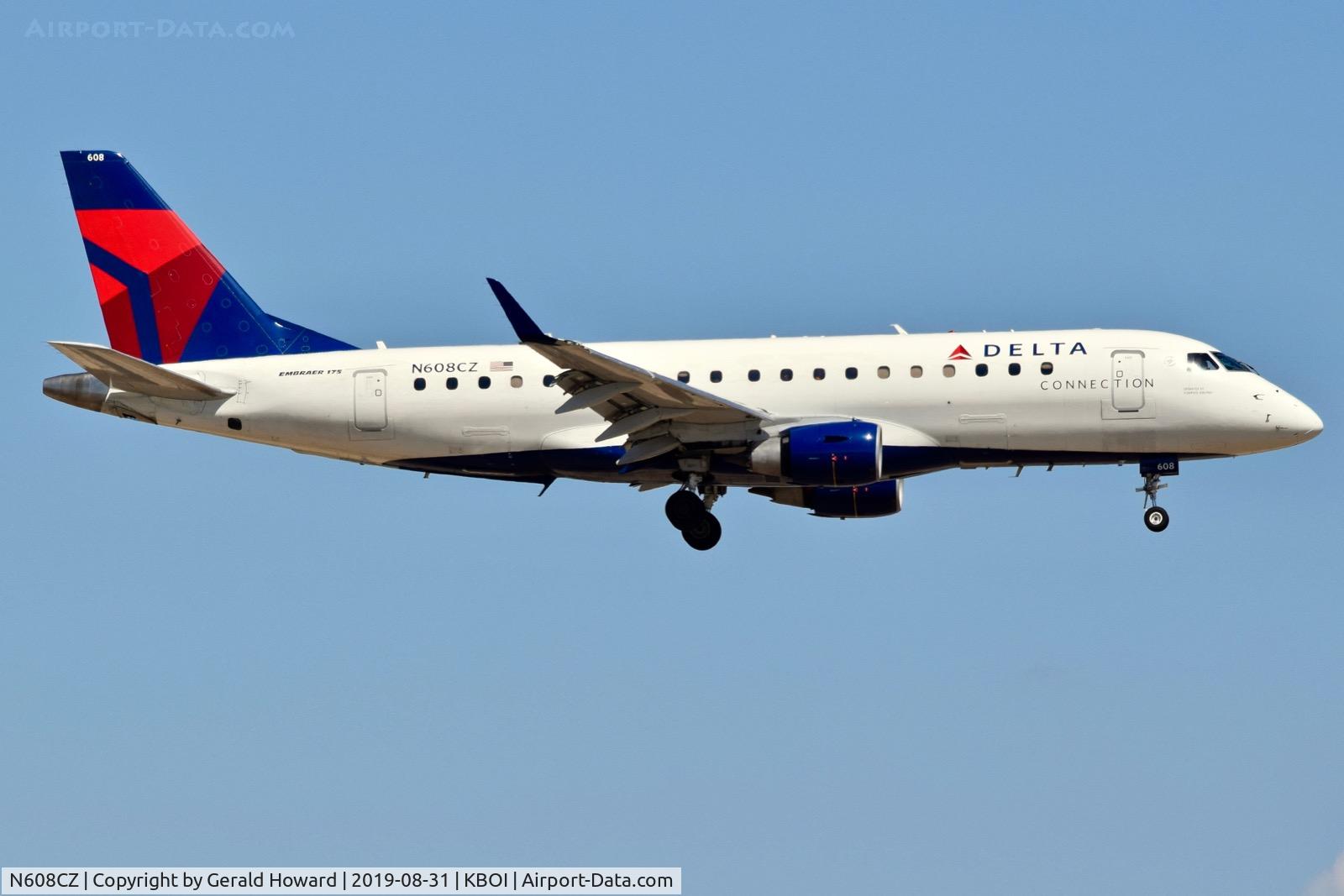 N608CZ, 2007 Embraer 175LR (ERJ-170-200LR) C/N 17000195, Landing RWY 10L.