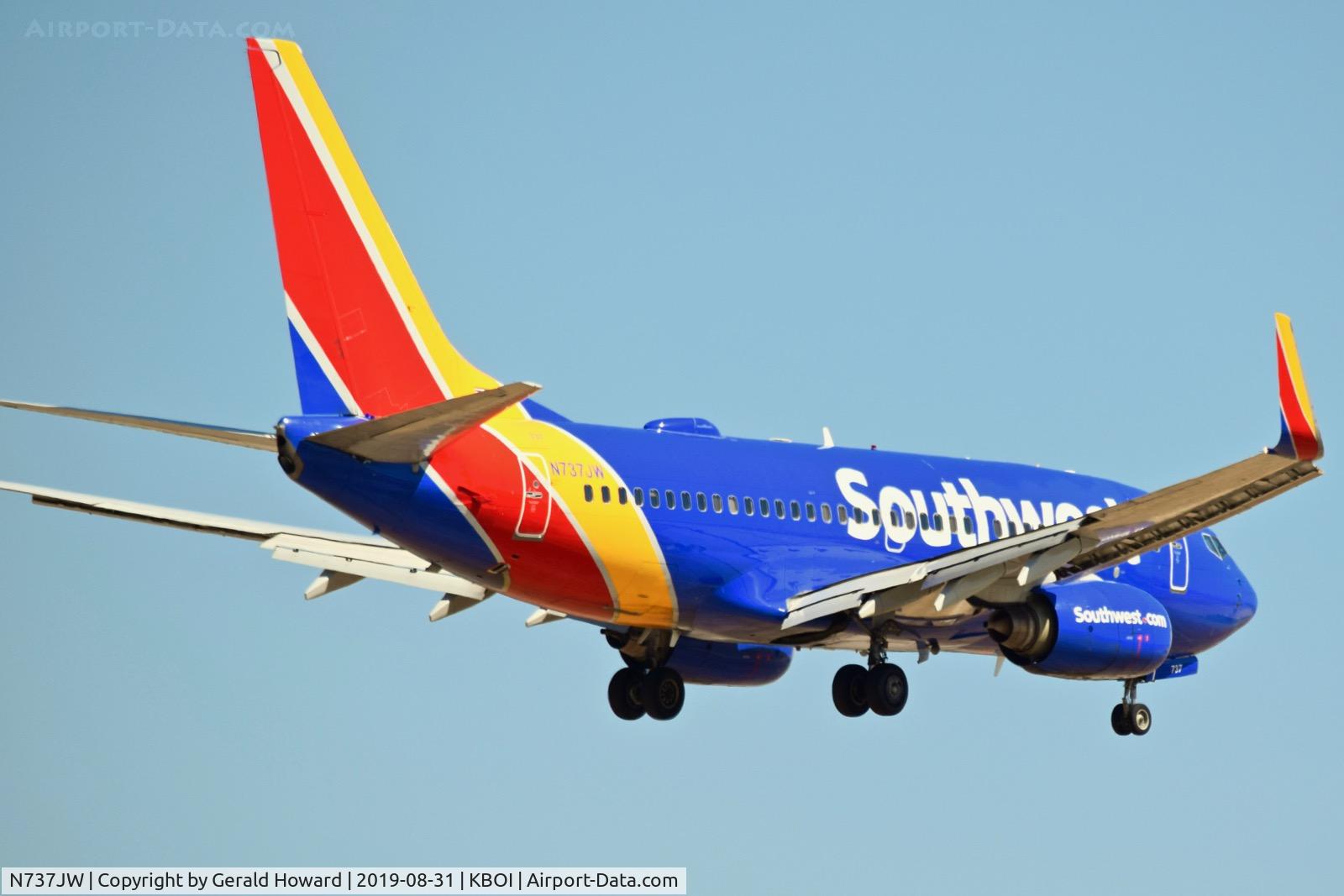 N737JW, 1999 Boeing 737-7H4 C/N 27869, Landing RWY 10L.