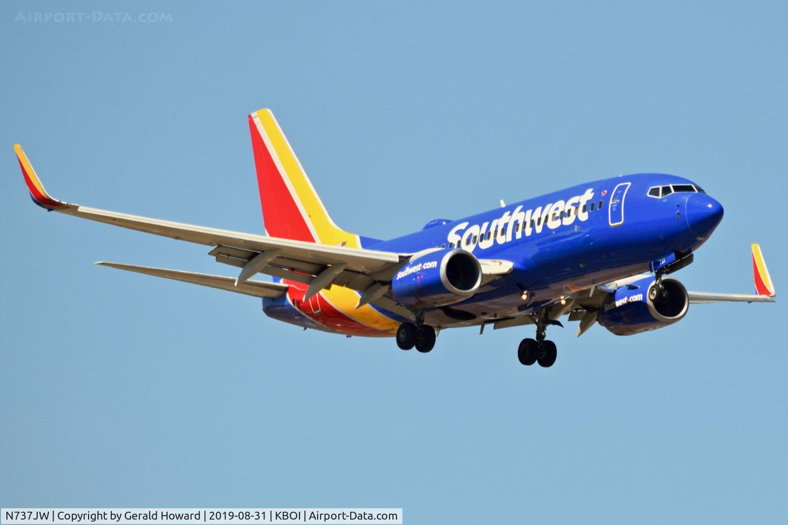 N737JW, 1999 Boeing 737-7H4 C/N 27869, Landing RWY 10L.