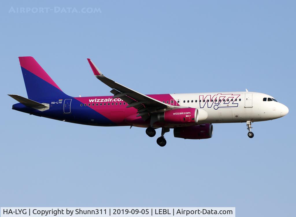 HA-LYG, 2013 Airbus A320-232 C/N 5539, Landing rwy 25R in new c/s