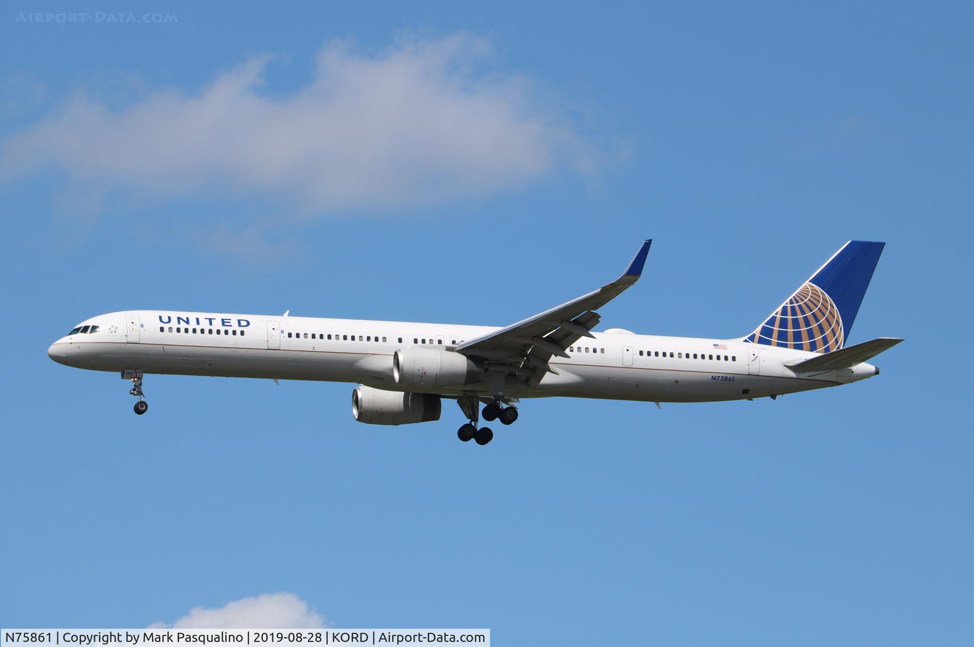 N75861, 2001 Boeing 757-33N C/N 32585, Boeing 757-33N