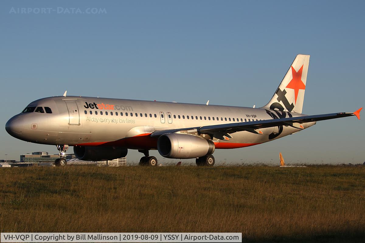 VH-VQP, 2000 Airbus A320-232 C/N 2573, taxi to 34R