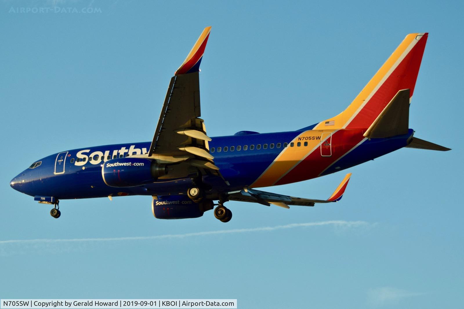 N705SW, 1998 Boeing 737-7H4 C/N 27839, Landing RWY 28R.