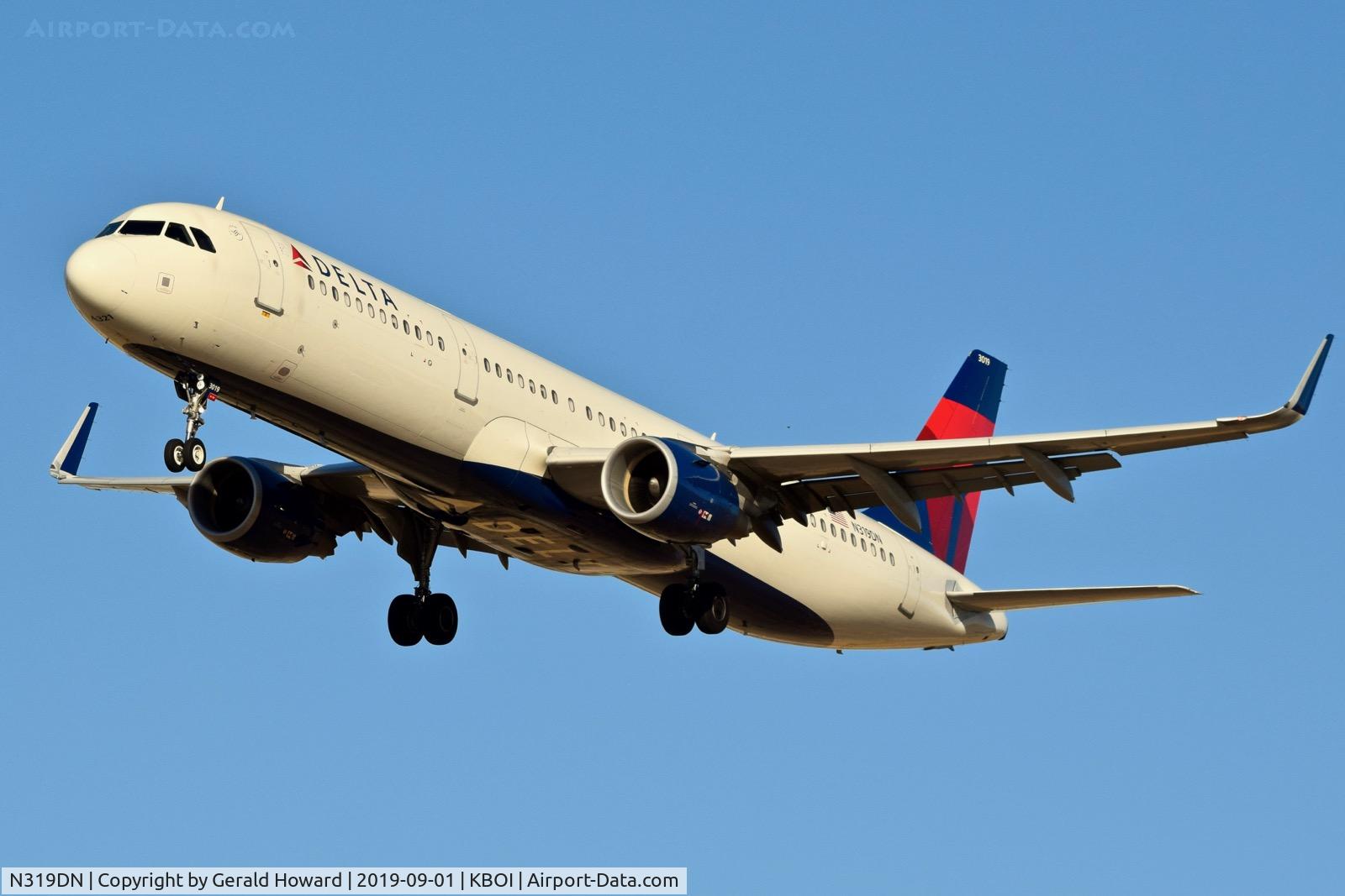 N319DN, 2017 Airbus A321-211 C/N 7479, Landing RWY 28R.