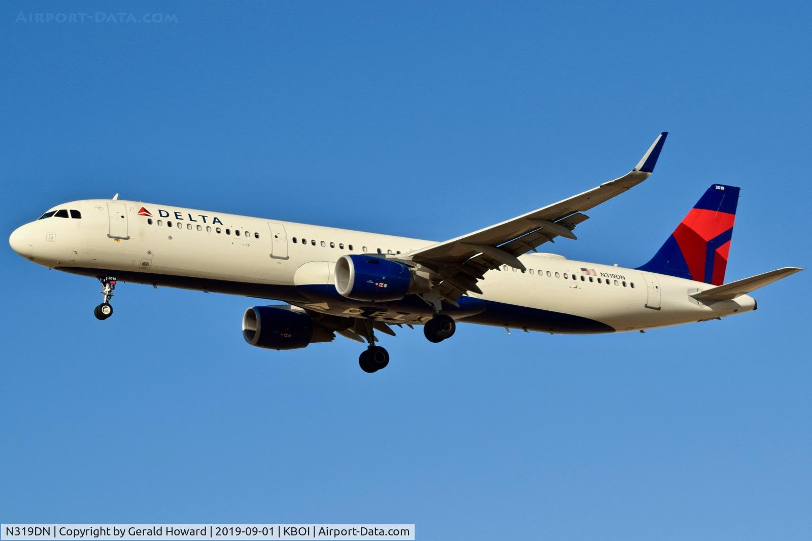 N319DN, 2017 Airbus A321-211 C/N 7479, Landing RWY 28R.