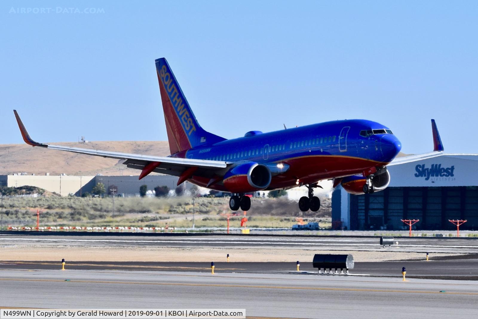 N499WN, 2005 Boeing 737-7H4 C/N 32481, Landing RWY 28R.