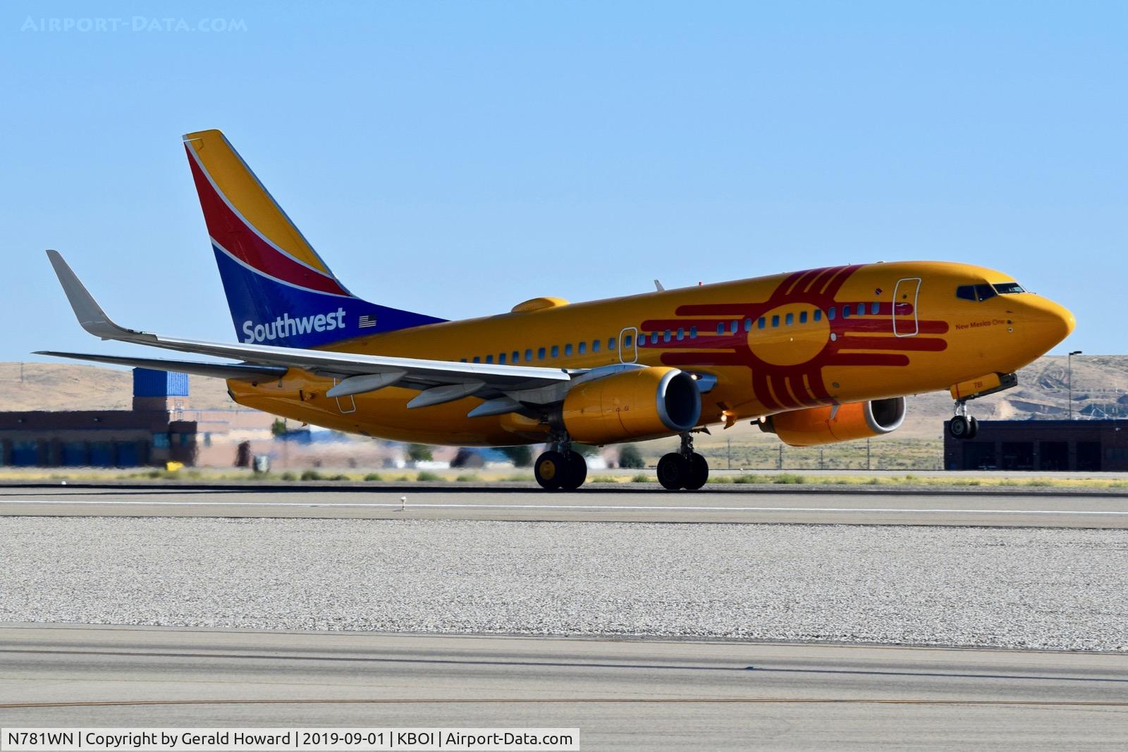 N781WN, 2000 Boeing 737-7H4 C/N 30601, Take off from RWY 28R.
