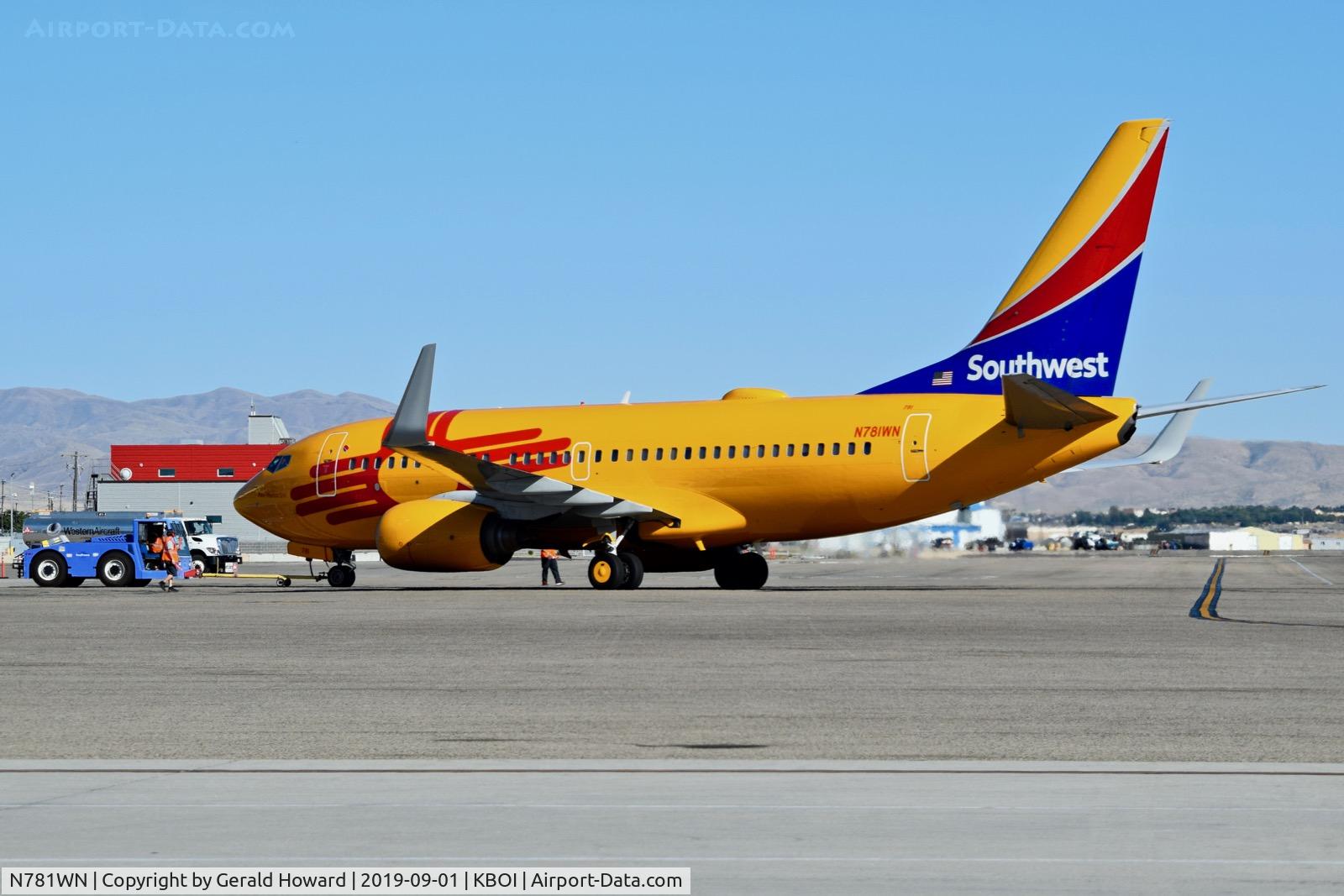 N781WN, 2000 Boeing 737-7H4 C/N 30601, Push back from the gate.