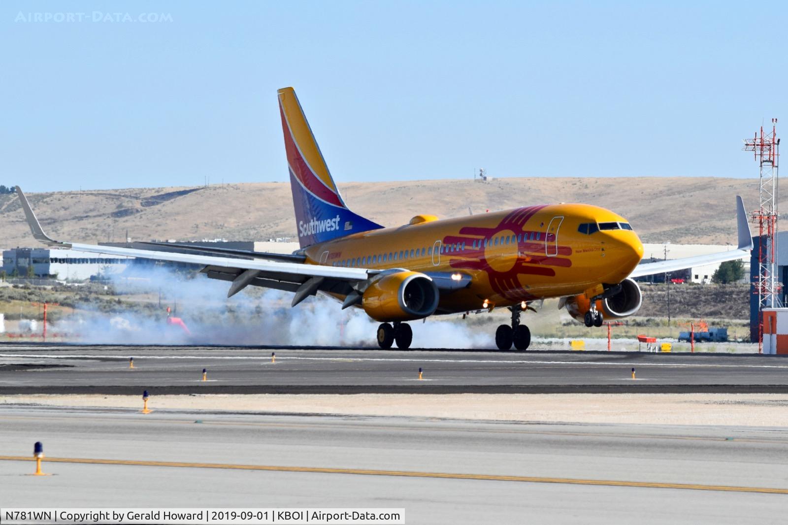 N781WN, 2000 Boeing 737-7H4 C/N 30601, Landing RWY 28R.
