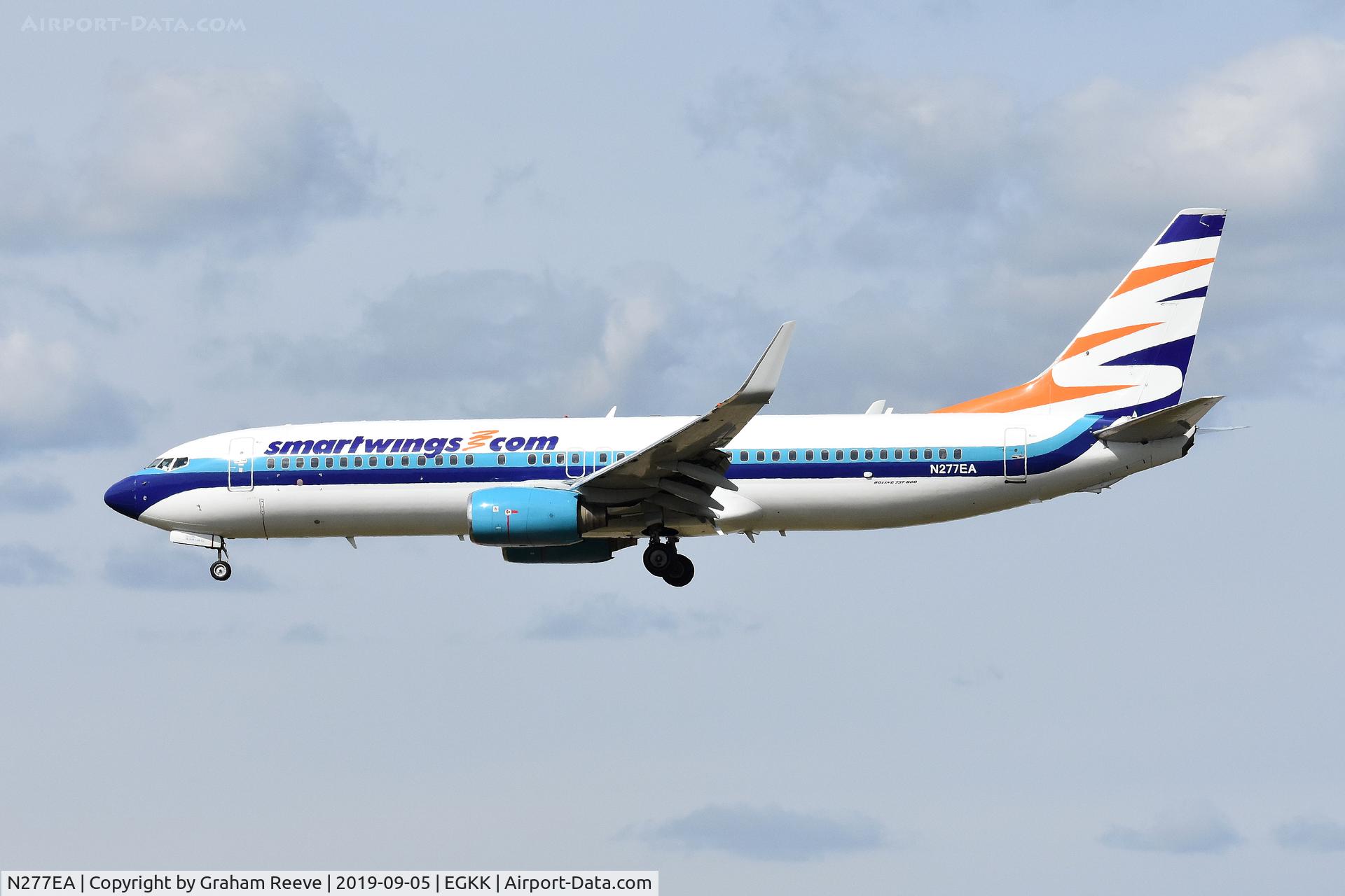 N277EA, 2001 Boeing 737-8CX C/N 32359, Landing at Gatwick.
