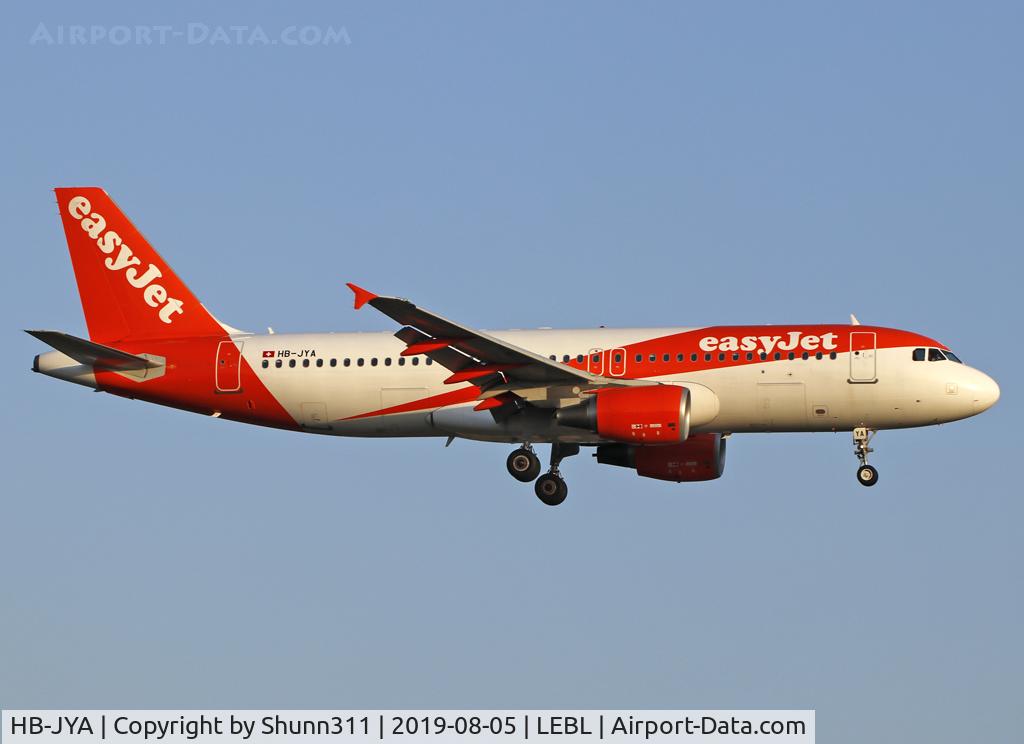 HB-JYA, 2010 Airbus A320-214 C/N 4250, Landing rwy 25R in new c/s