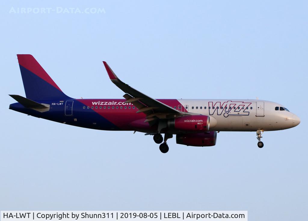 HA-LWT, 2013 Airbus A320-232 C/N 5615, Landing rwy 25R in new c/s