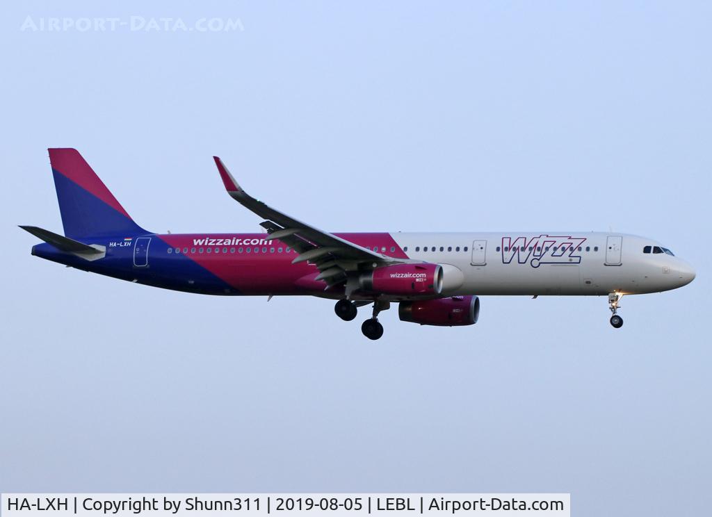HA-LXH, 2016 Airbus A321-231 C/N 7217, Landing rwy 25R