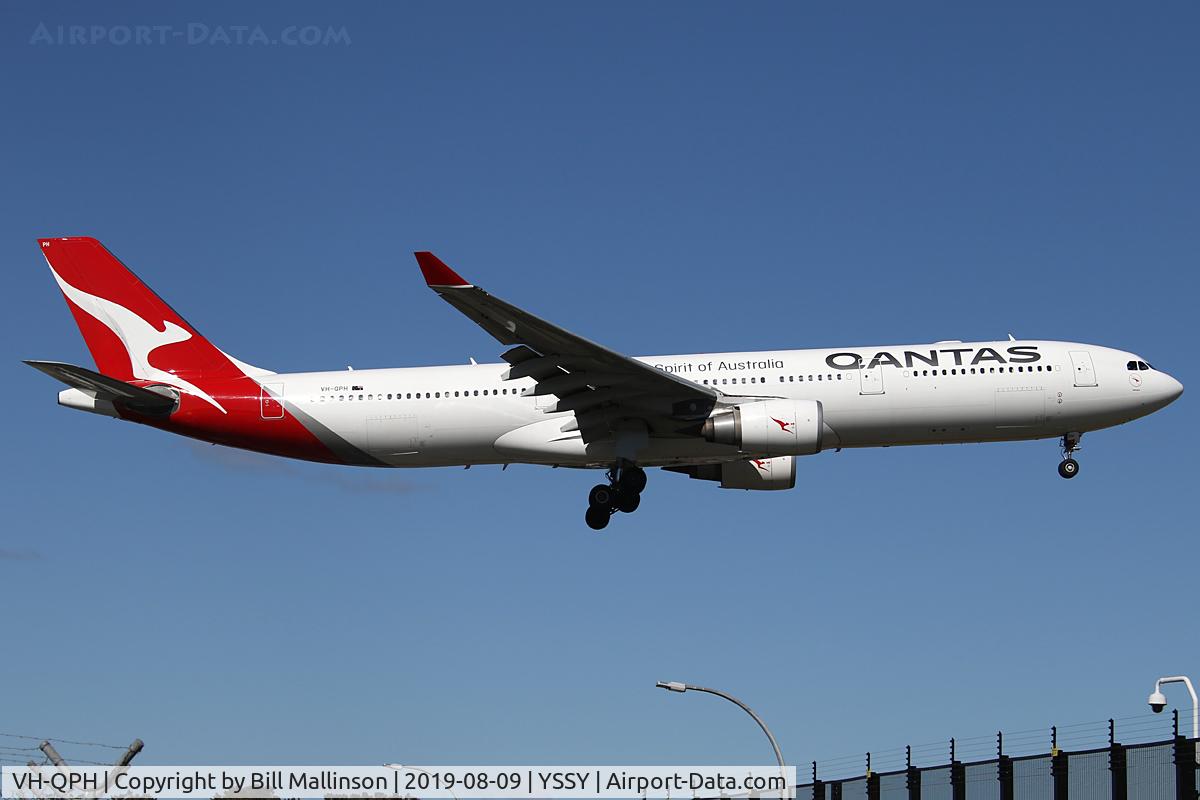 VH-QPH, 2005 Airbus A330-303 C/N 0695, finals to 2-5