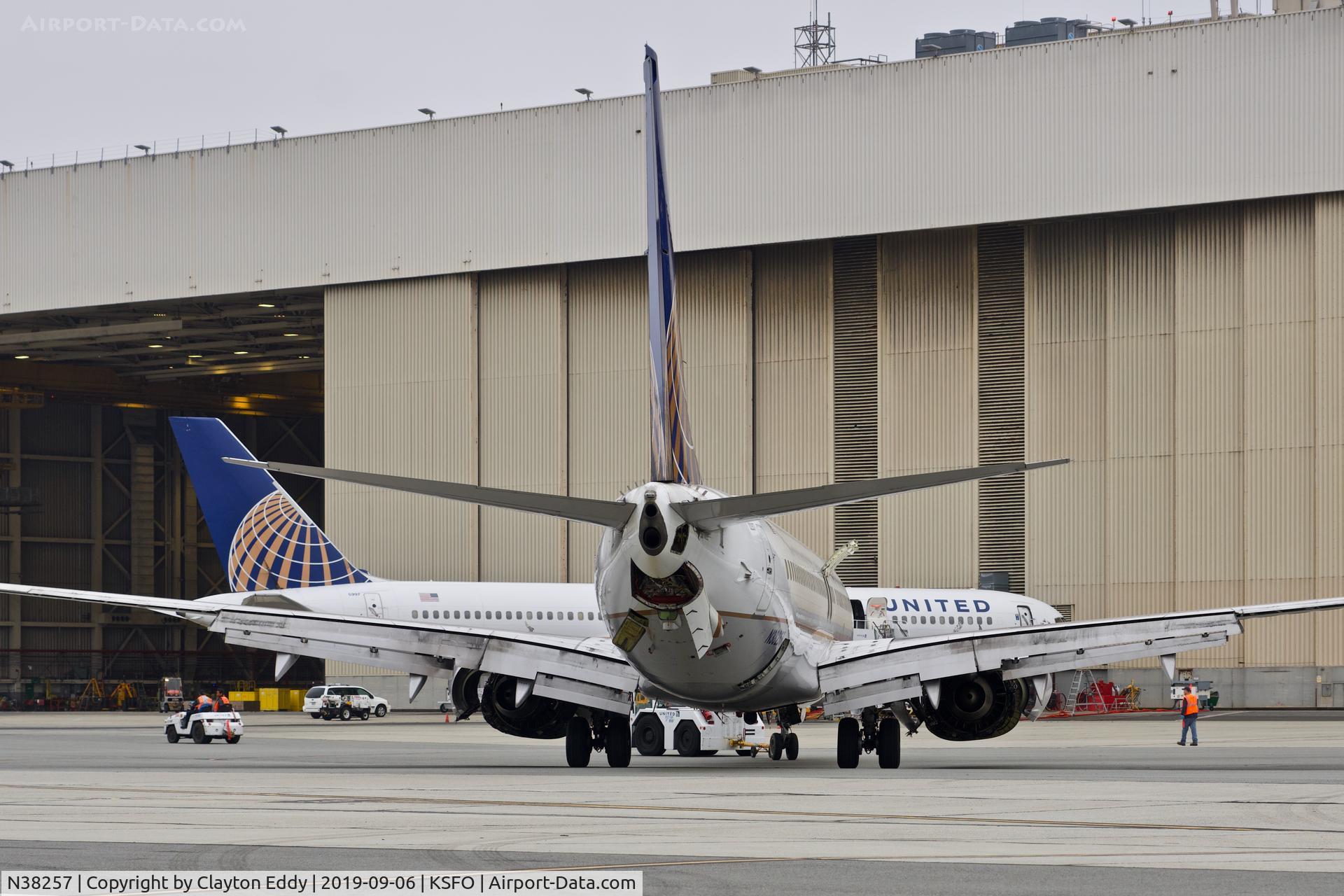 N38257, 2000 Boeing 737-824 C/N 30612, SFO 2019.