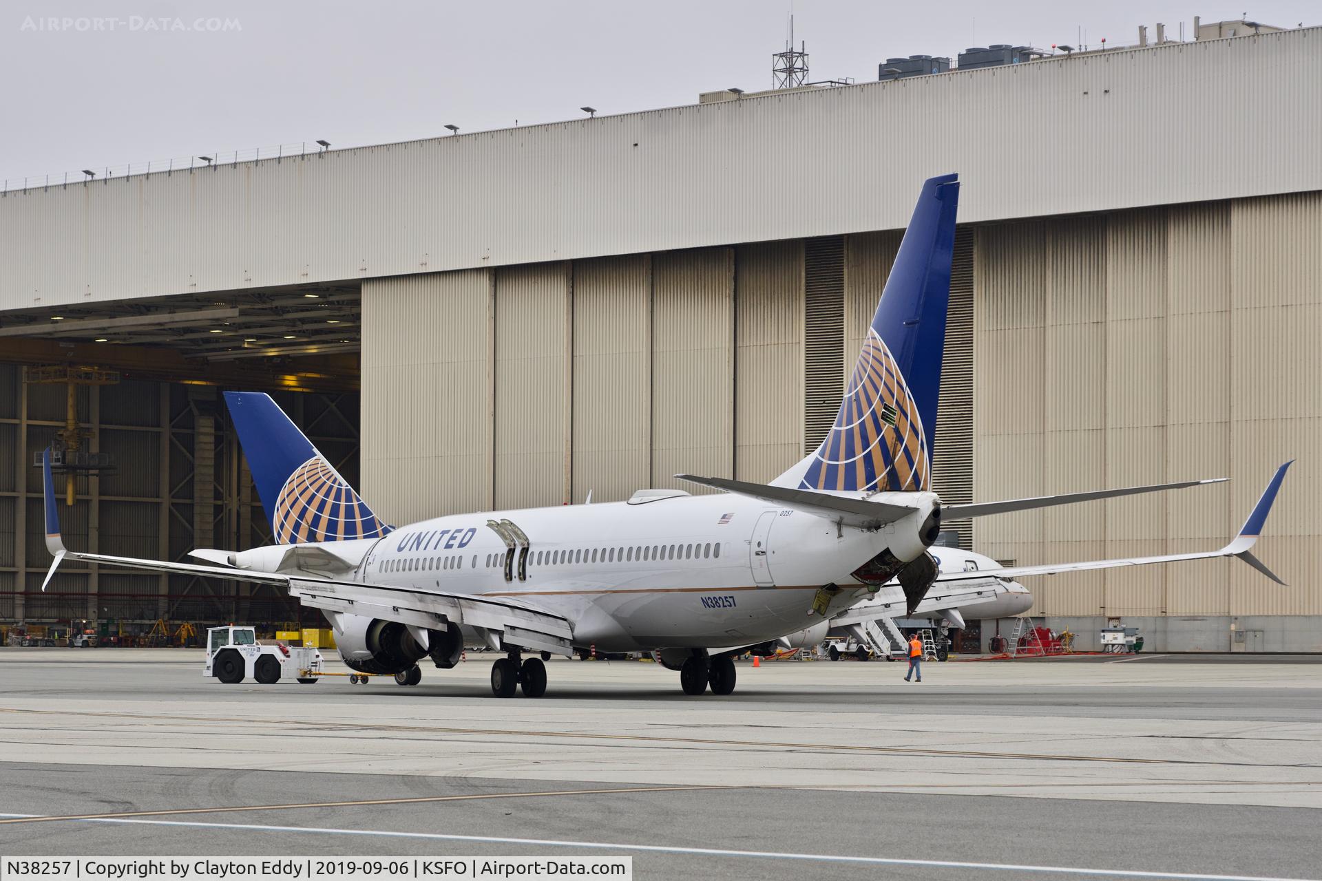 N38257, 2000 Boeing 737-824 C/N 30612, SFO 2019.