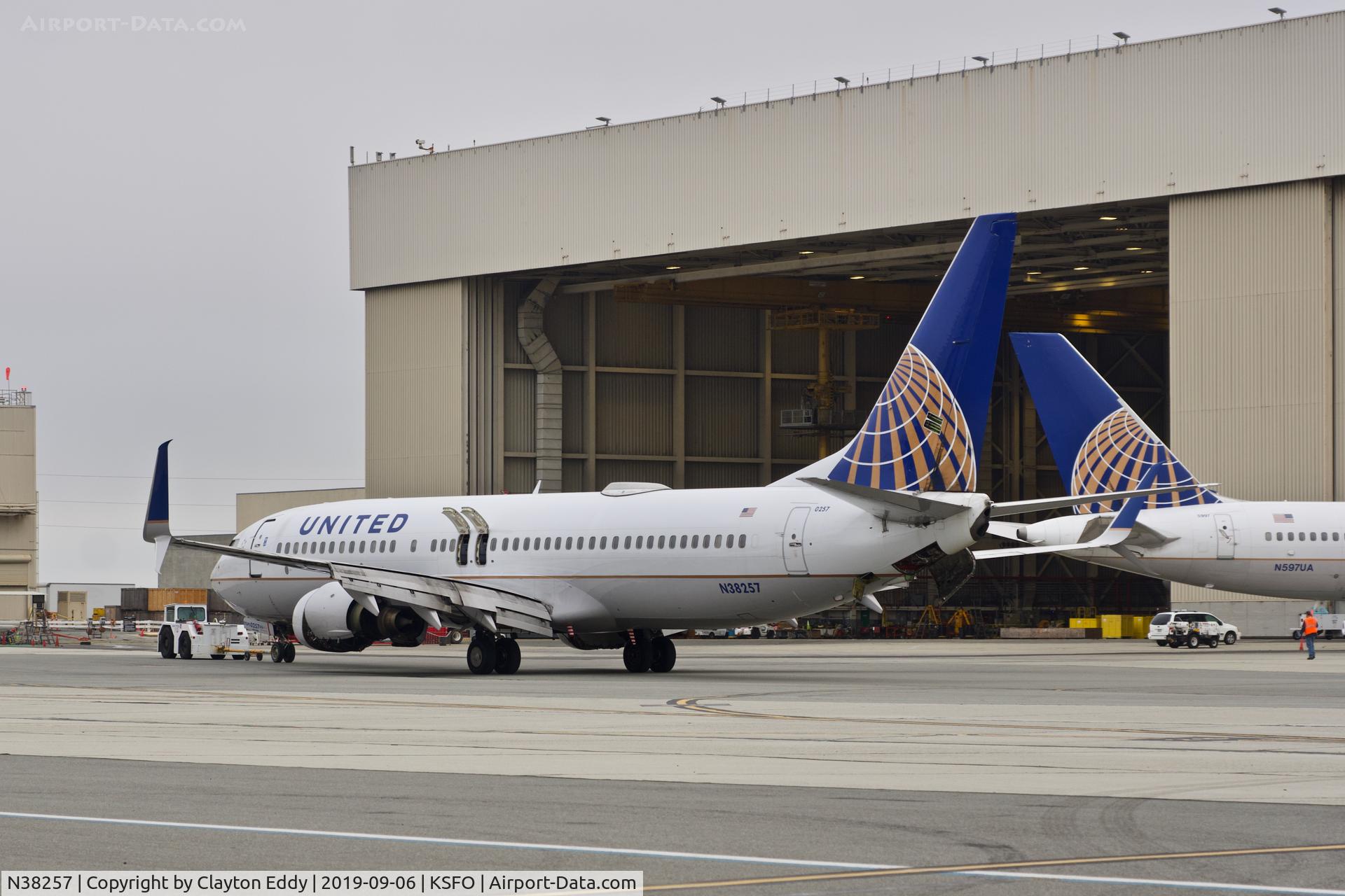 N38257, 2000 Boeing 737-824 C/N 30612, SFO 2019.
