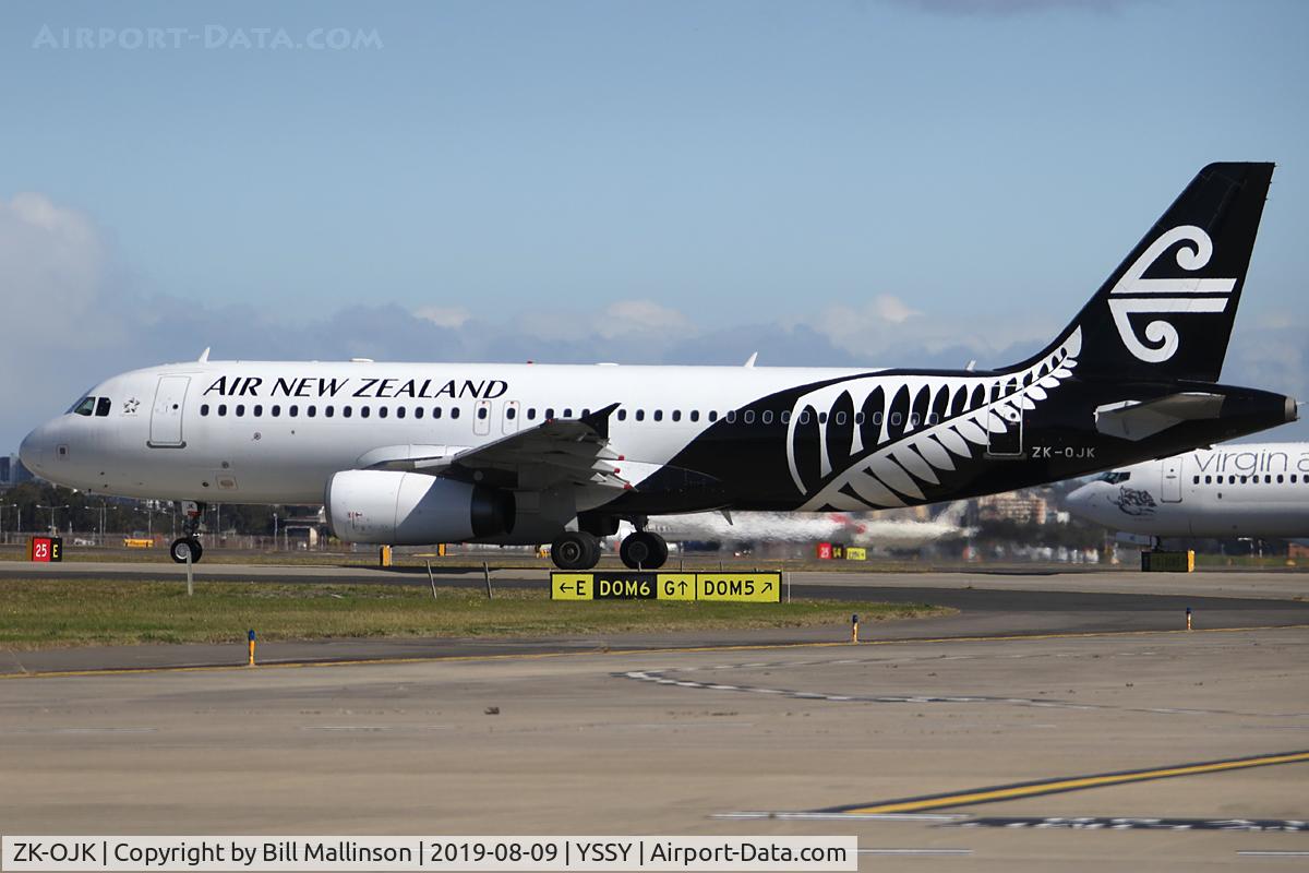 ZK-OJK, Airbus A320-232 C/N 2445, waiting for 2-5