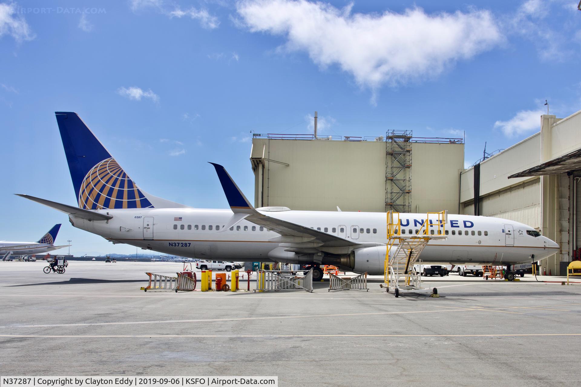 N37287, 2004 Boeing 737-824 C/N 31636, SFO 2019.