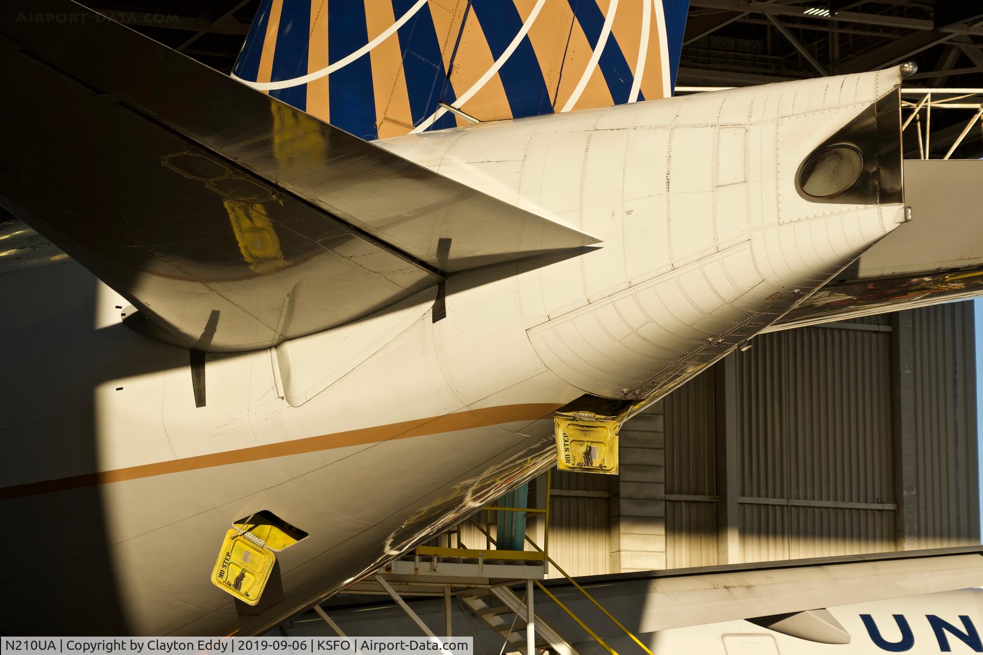 N210UA, 2000 Boeing 777-222 C/N 30216, SFO 2019.
